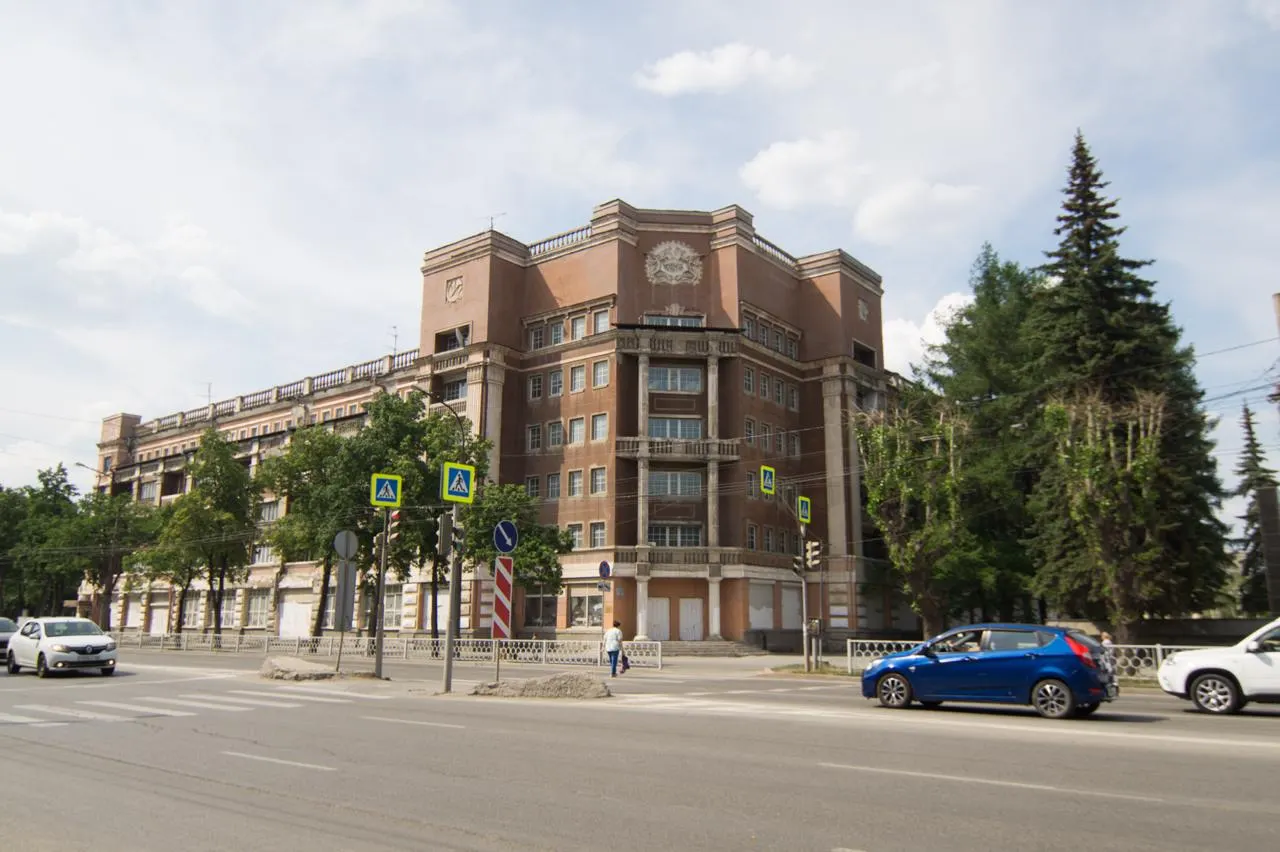 Здание в неудовлетворительном состоянии готовят к торгам: планируют выставить на продажу сам объект и земельный участок, торги ожидаются в первом квартале 2027 года.