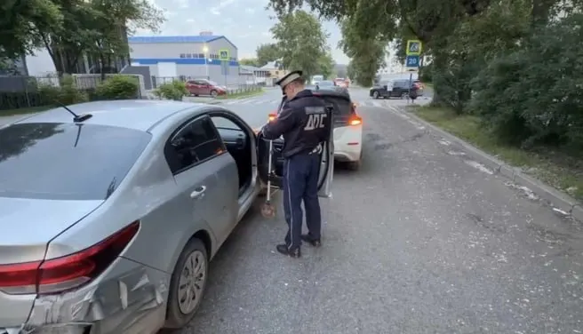 Водитель KIA, отвлёкшись на дороге, протаранил попутный Nissan. В аварии пострадали 14-летний мальчик и 10-летняя девочка; серьёзных травм нет, водитель был трезв.