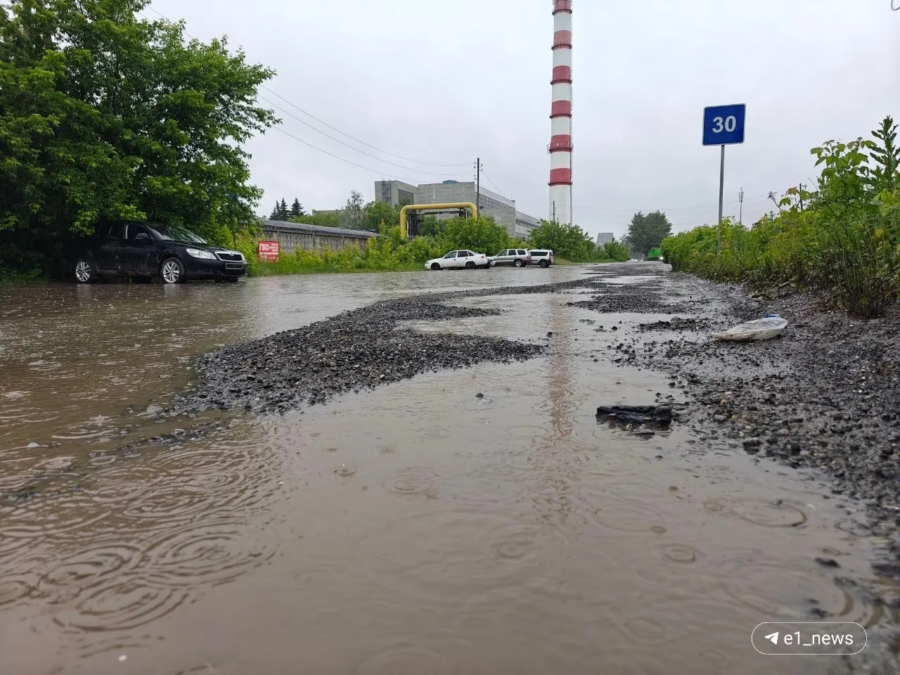В районе Верх‑Исетского рынка большая лужа затрудняет движение: автомобили буксуют и частично застревают на дороге, что видно на кадрах очевидцев.