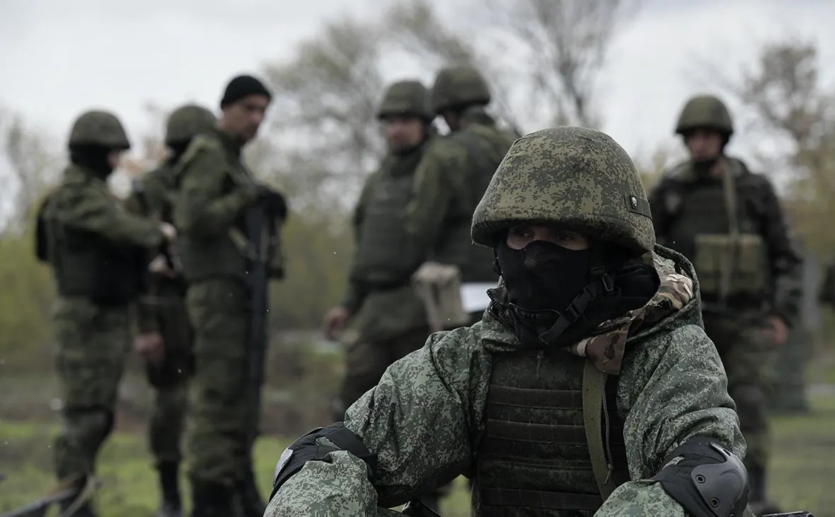 По данным собеседников, Россия отстаёт от Украины по части военных технологий и тактики; наращивание производства в ВПК займёт время, а в Москве ещё не приняли решение о масштабной мобилизации.
