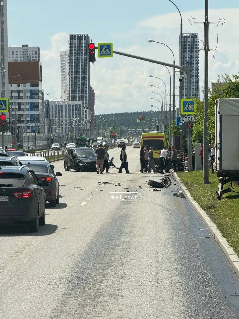 В Екатеринбурге в районе Академического курьера сбили на пешеходном переходе. Очевидцы сообщают, что пострадавшего увезла скорая помощь.