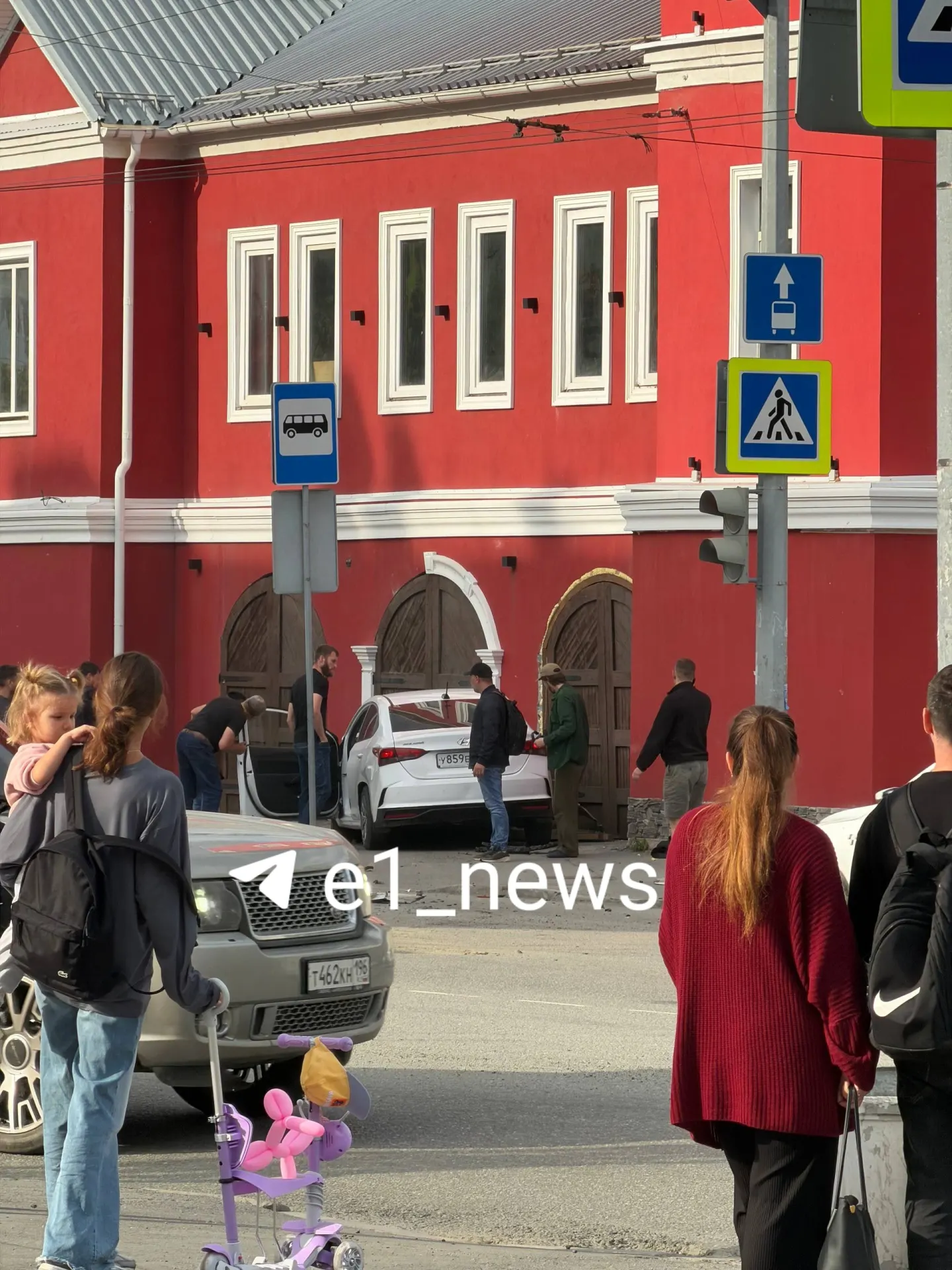 Легковой автомобиль выехал на тротуар и столкнулся с недавно отремонтированным зданием пожарного депо. О пострадавших пока не сообщается, ГИБДД выясняет обстоятельства происшествия.