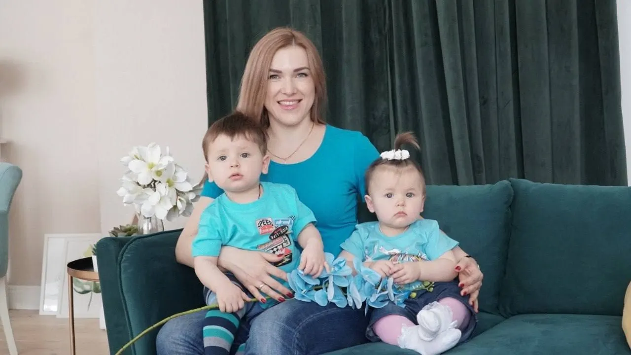 Жительница Екатеринбурга прошла через три неудачные попытки ЭКО, взяла в семью приёмных сыновей и в итоге родила двойню, а затем третью дочь благодаря криопереносу. В Свердловской области увеличивают квоты на ЭКО и криопереносы.