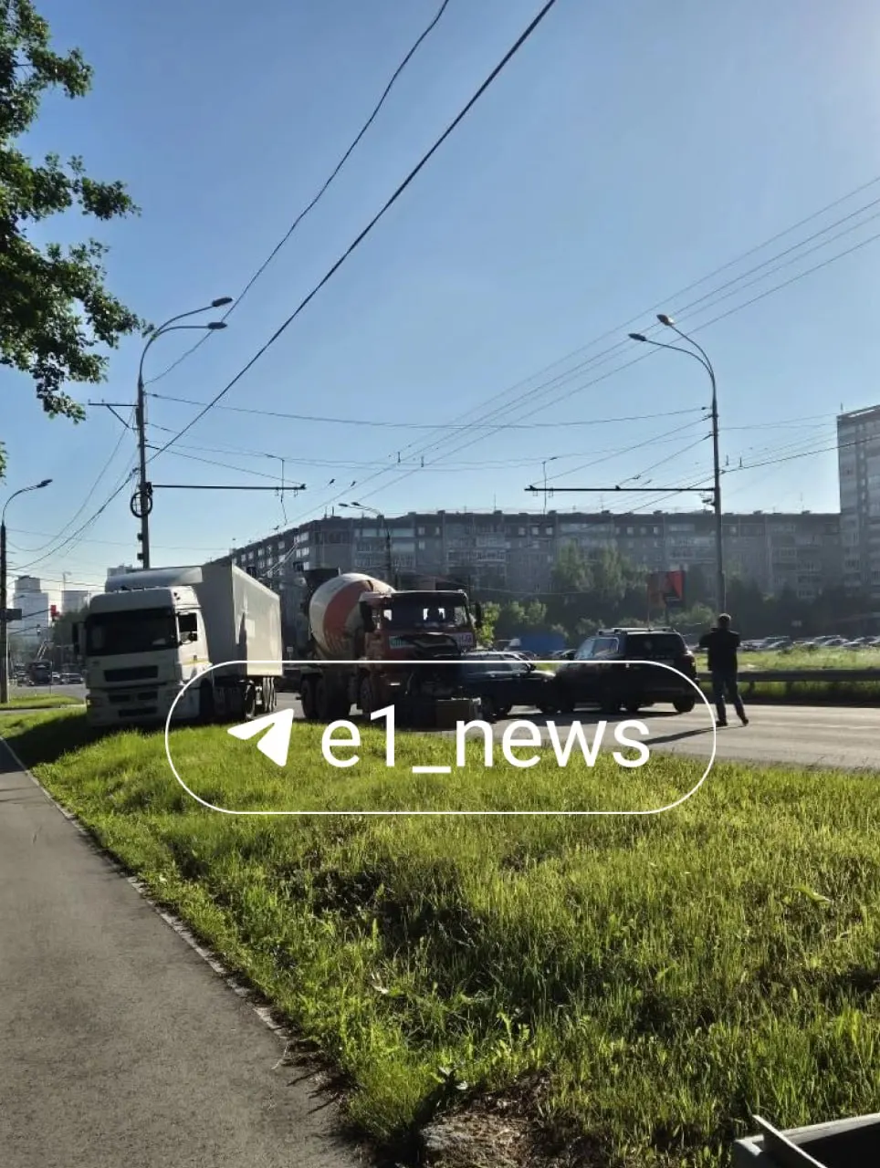 На улице Амундсена столкнулись фура, бетономешалка и две легковушки — проезд ограничен, образовались заторы.