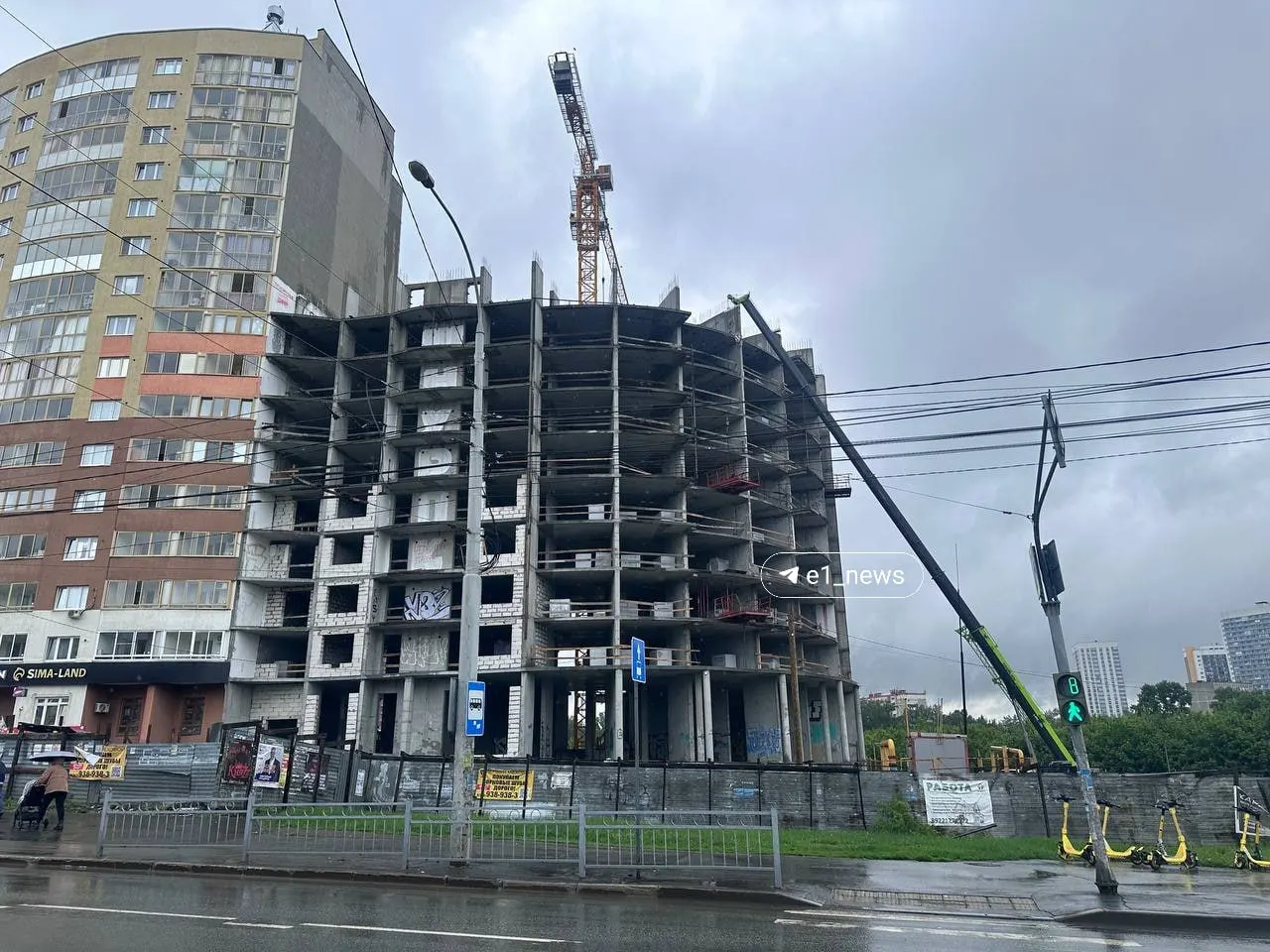 На объекте на улице Щербакова, 20 начали подготовительные работы к возобновлению строительства: на площадке установлен кран.