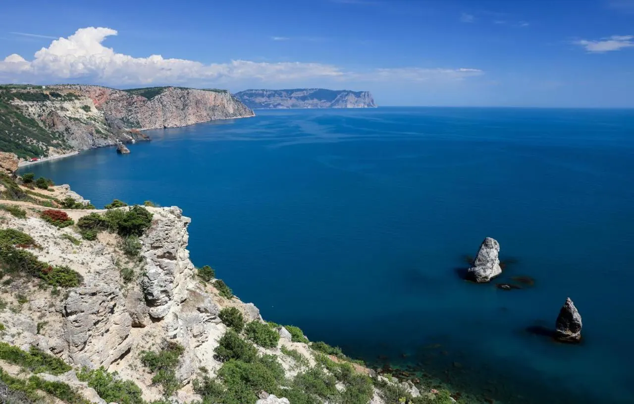 Постоянная палата третейского суда в Гааге отвергла основные требования Киева о компенсациях, правах на ресурсы и признании Керченского пролива международным водным путем; разбирательство длилось около десяти лет.