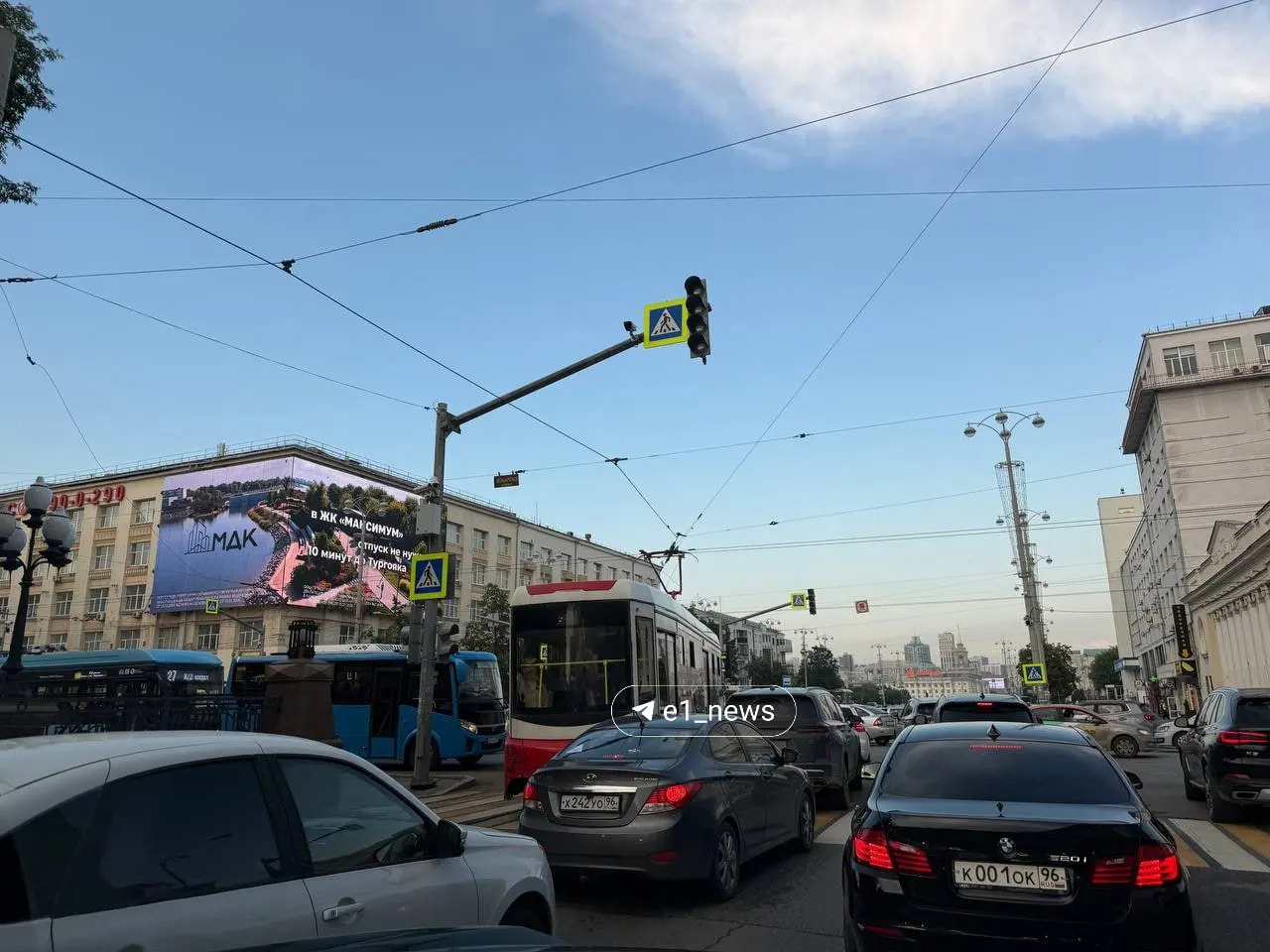 На центральном перекрёстке светофор вышел из строя, водители едут без регулировки, на месте пока нет регулировщика — возник транспортный затор.