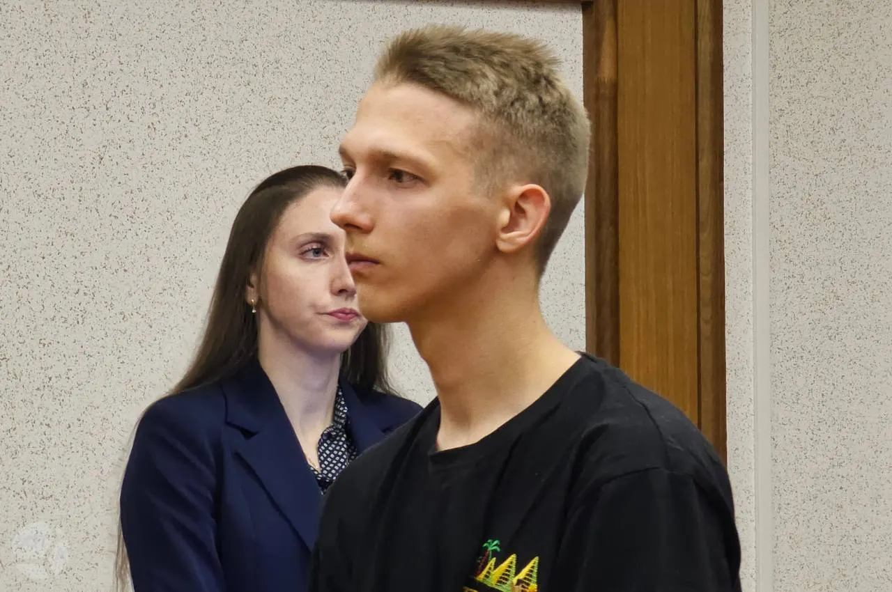 Свердловский областной суд признал молодого человека виновным в «реабилитации нацизма» за пост в Telegram; ему назначили штраф 45 тысяч рублей и запрет на администрирование сайтов на 2,5 года.