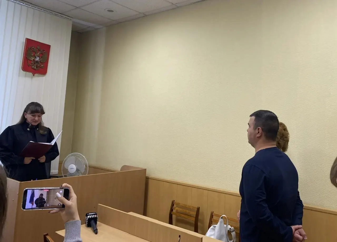 Железнодорожный суд Екатеринбурга признал бывшего преподавателя Уральского железнодорожного техникума виновным по 15 эпизодам получения взяток. Ему назначен штраф 1,5 млн рублей и запрещено заниматься преподаванием на четыре года. По делу установлено, что взятки выдавались через фейковый аккаунт, общая сумма — около 180 тысяч рублей; злоупотребления начались в декабре 2023 года после поездки в Кремль.