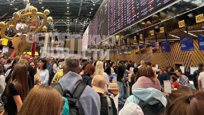 Почти 200 беспилотников направились на столицу. В результате временно закрыли аэропорты и отменили сотни вылетов — пассажирам советуют уточнять информацию у авиакомпаний.