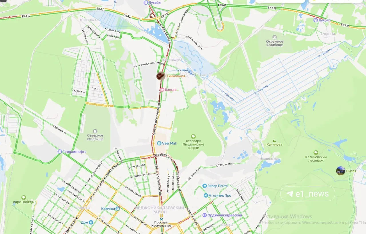 На перекрёстке проспекта Космонавтов и улицы Шефской отказал светофор; в городе образовался серьёзный затор, очередь тянется на несколько километров и до торгового центра Veer Mall.