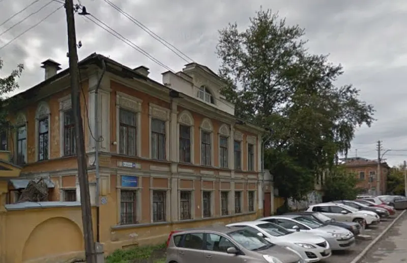 Усадьба середины XIX века, включённая в перечень объектов культурного значения Свердловской области, выставлена на торги с начальной ценой 84,31 млн ₽. Здание предлагают использовать в коммерческих целях.