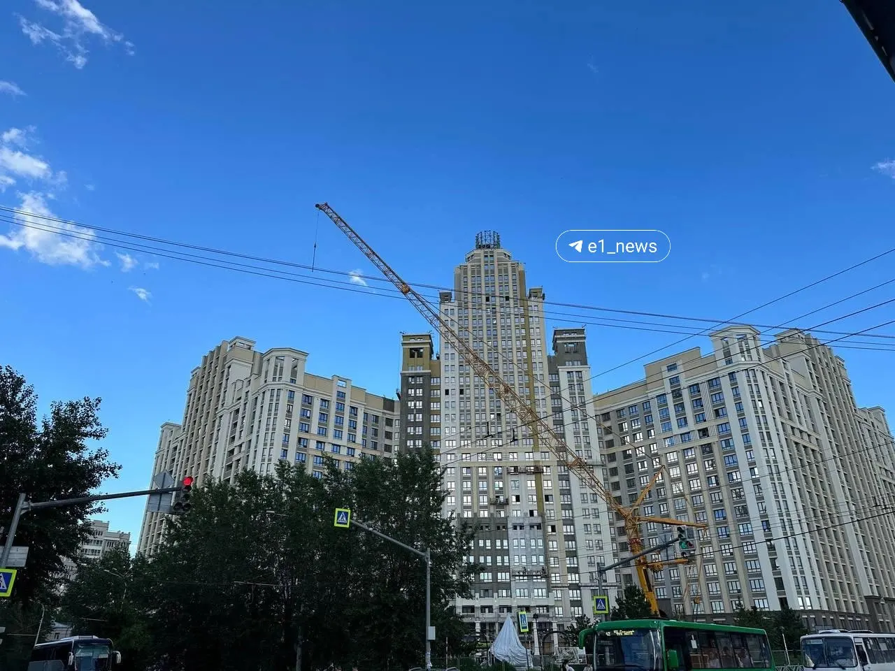 На крыше жилого комплекса начали монтаж 30‑метрового шпиля: на площадке уже замечены кран и металлическая конструкция, сроки завершения работ неизвестны.