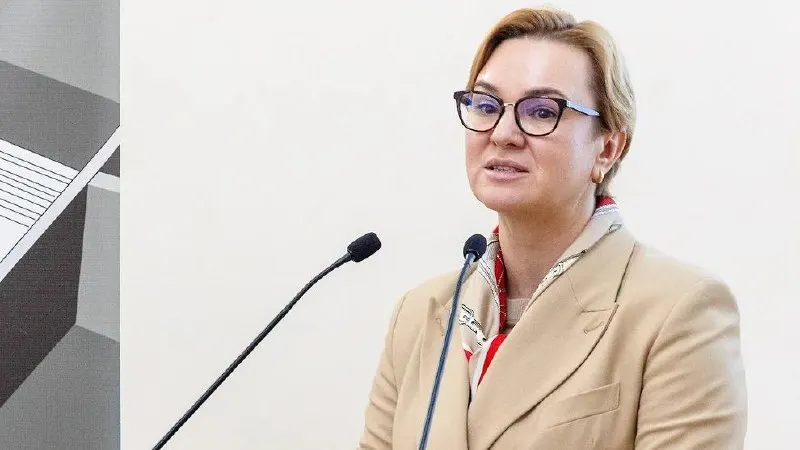 На Уральском демографическом форуме министр образования Свердловской области заявила, что одной из причин падения рождаемости являются родительские установки, в том числе те, что передают будущие бабушки; после критики она уточнила и назвала другие факторы.