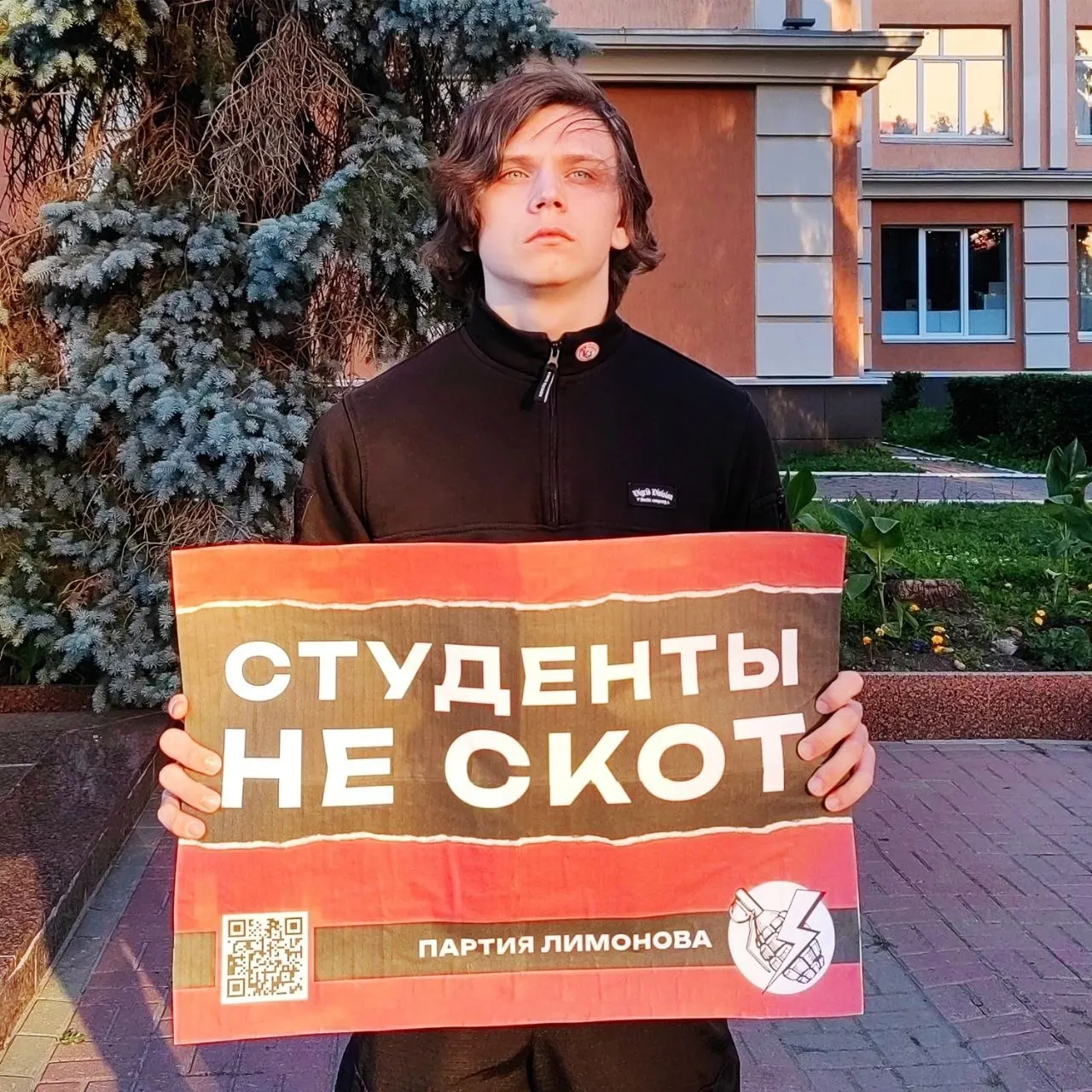 В Саранске активист провёл одиночный пикет у главного корпуса Мордовского университета — он выступил против массовых выселений студентов из общежитий, которые освобождают для участников универсиады и летних форумов.