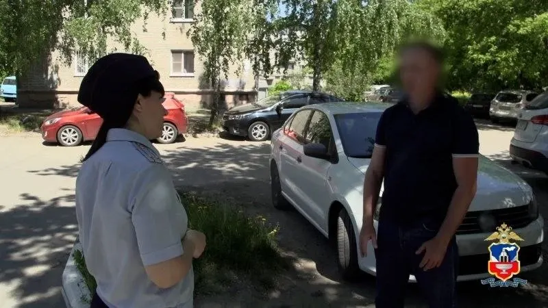 Таксист заподозрил пассажира и вызвал полицию. По данным следствия, 19-летний мужчина приехал из Екатеринбурга по указанию мошенников и забрал у вдовы участника СВО миллион рублей. Ранее он передавал преступникам крупную сумму от жительницы Коми; деньги возвращены, подозреваемый в СИЗО.