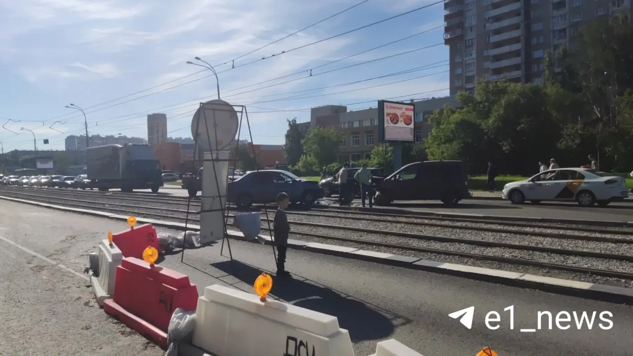 На трамвайных путях у Малышевского моста столкнулись легковушки — движение электротранспорта временно приостановлено, пассажиров попросили покинуть вагоны.