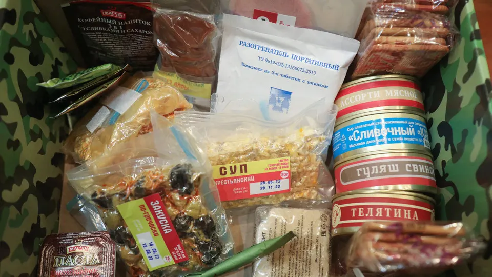 Следственные органы расследуют поставки некачественной мясной консервы в воинские части: по версии следствия, на фронт направили около 170 тыс. банок, ущерб оценивают в сотни миллионов рублей, обвинения предъявлены ряду руководителей предприятий и чиновнику Минобороны.