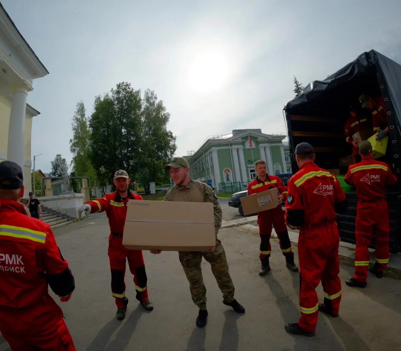 Волонтёрский центр РМК сформировал и направил в Кушву оборудование для восстановительных работ, воду и продуктовые наборы; объём помощи превысил миллион рублей.