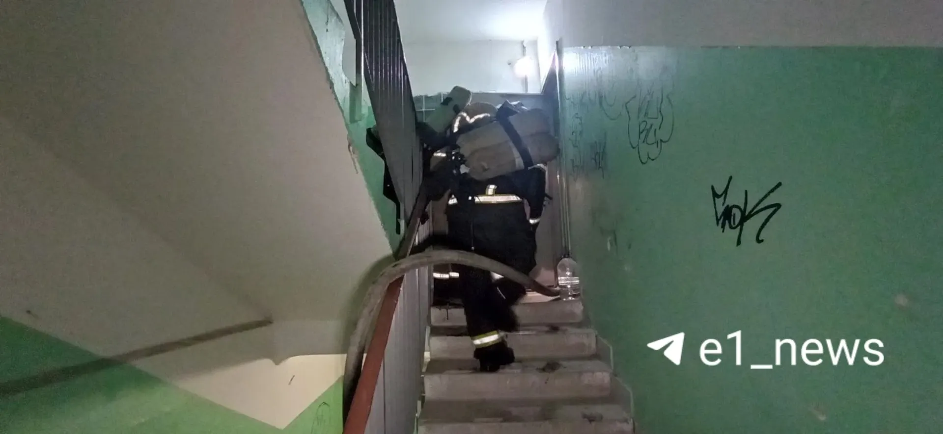 В квартире на шестом этаже дома на улице Расточная вспыхнул пожар. Один человек погиб, двое пострадали, соседей эвакуировали, спасатели продолжают работать на месте.
