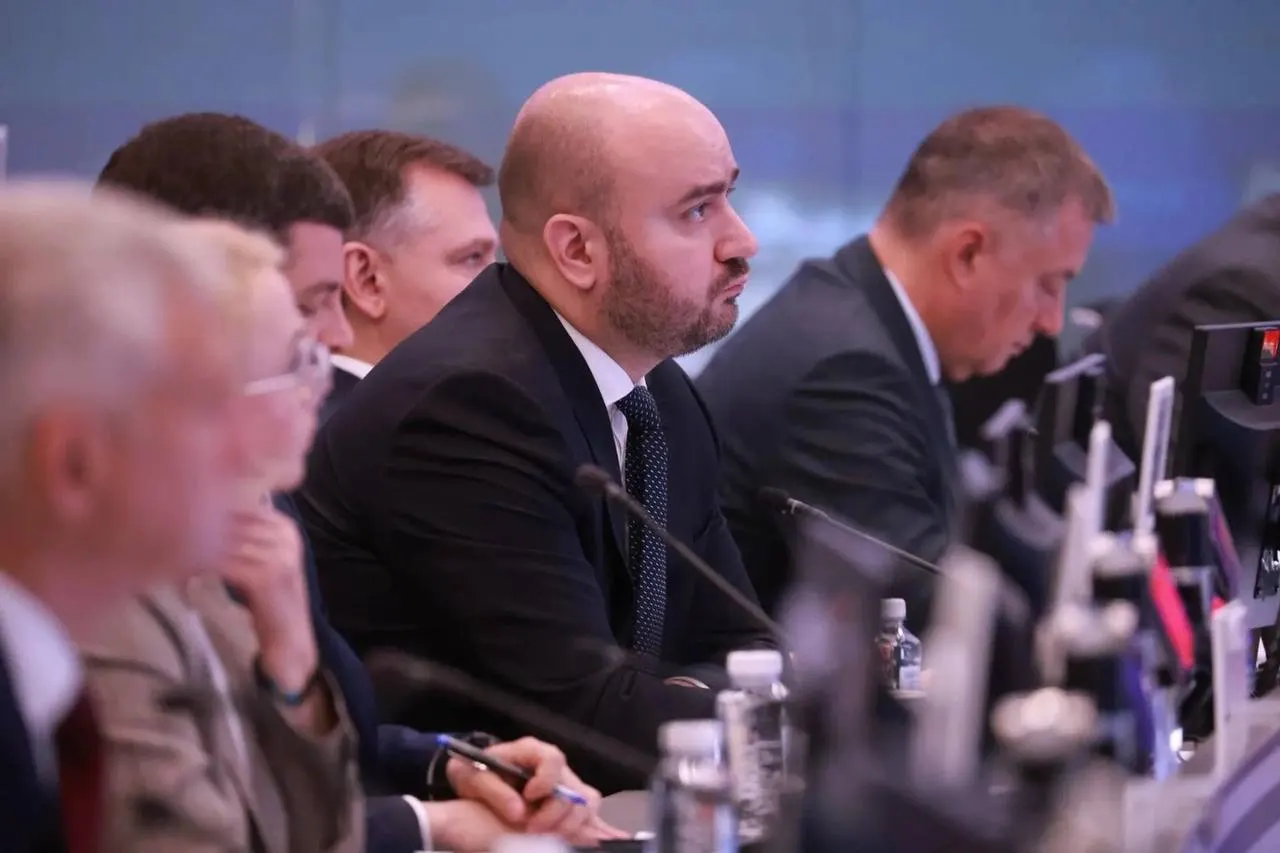 На совещании под руководством вице‑премьера обсуждали стабильность топливного рынка, логистику поставок и мониторинг цен. Губернатор Самарской области отметил важность бесперебойного снабжения для агропромышленного комплекса.
