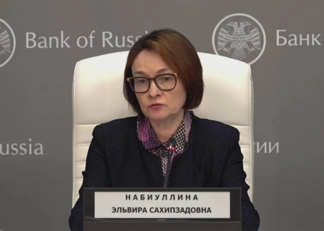 Глава Центробанка вернулась к публичным выступлениям после отсутствия в начале июня; на пресс‑конференции она объяснила пропажу простудой и временной потерей голоса.