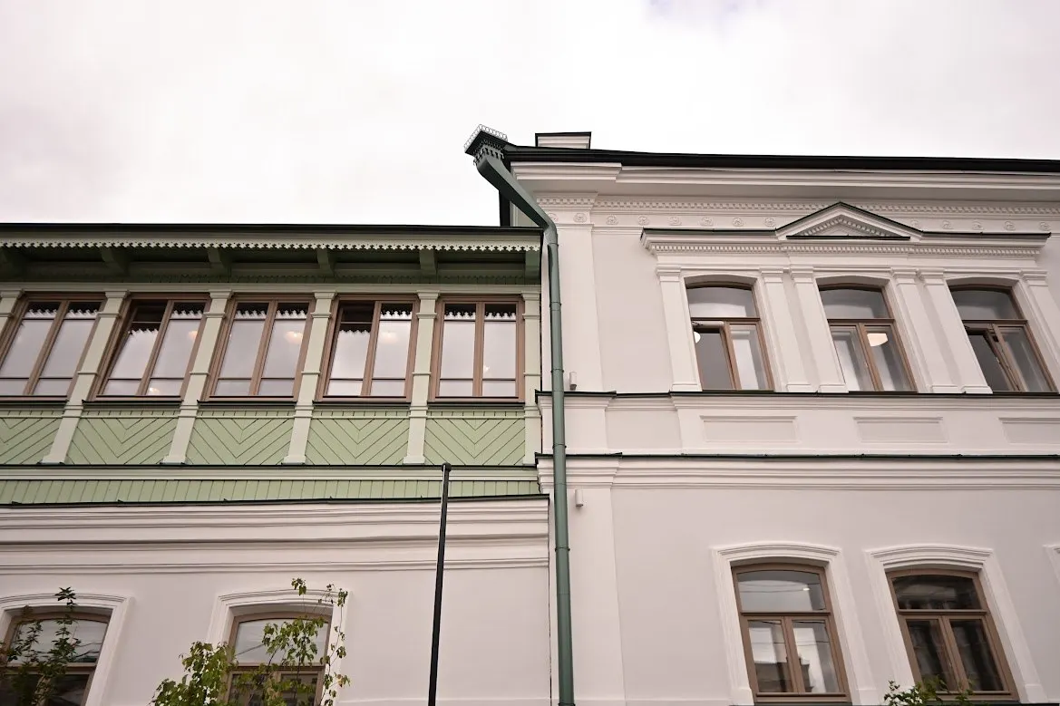 В доме фабриканта Злоказова на ул. Пролетарской, 3 провели комплексную реставрацию фасадов, кровли и интерьеров. С 1 сентября в здании начнёт работать частная начальная школа на 144 ученика.
