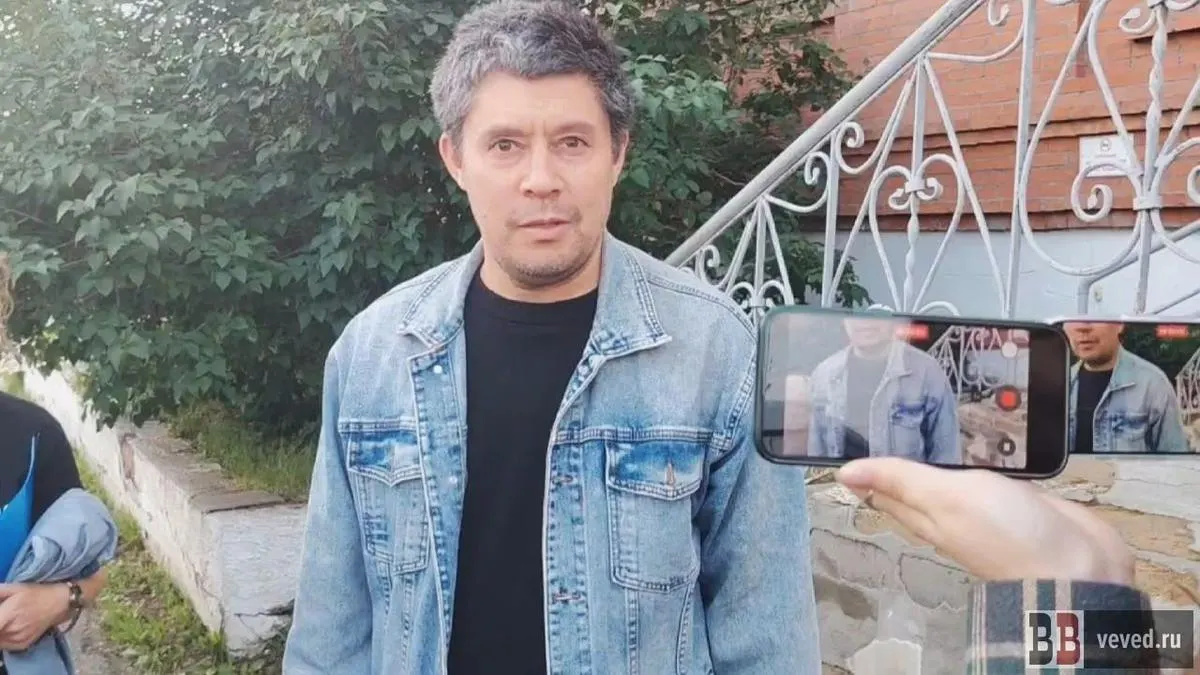 Грэй Болтачев был задержан на работе и арестован по статье о «мелком хулиганстве». Он связывает это с намерением баллотироваться в заксобрание Свердловской области. Статья не лишает права участвовать в выборах, тогда как другие обвинения могут отстранять кандидатов.