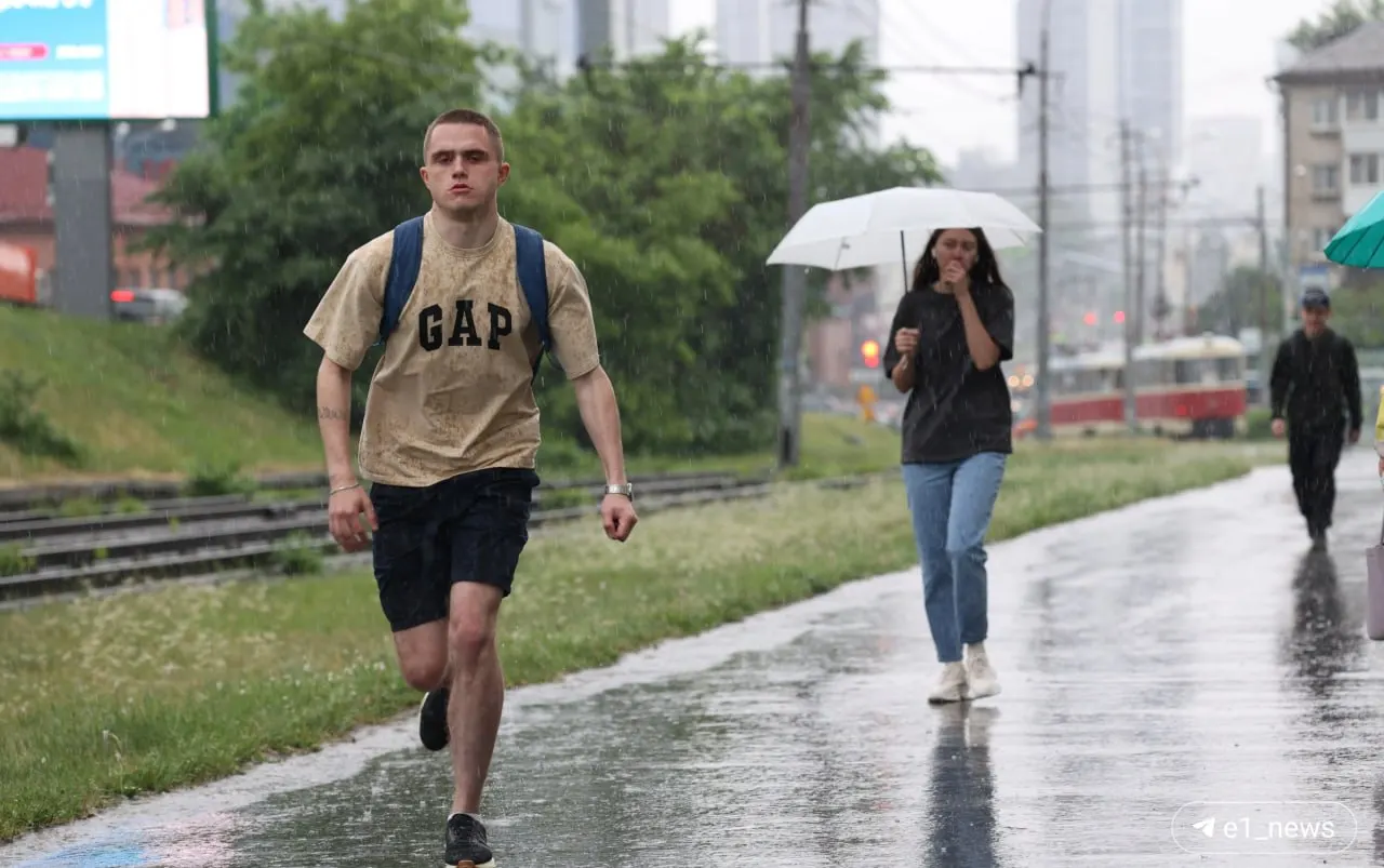 Ночью прохладно, днём ожидается потепление до +26…+27 °C; вероятность дождя и гроз остаётся.