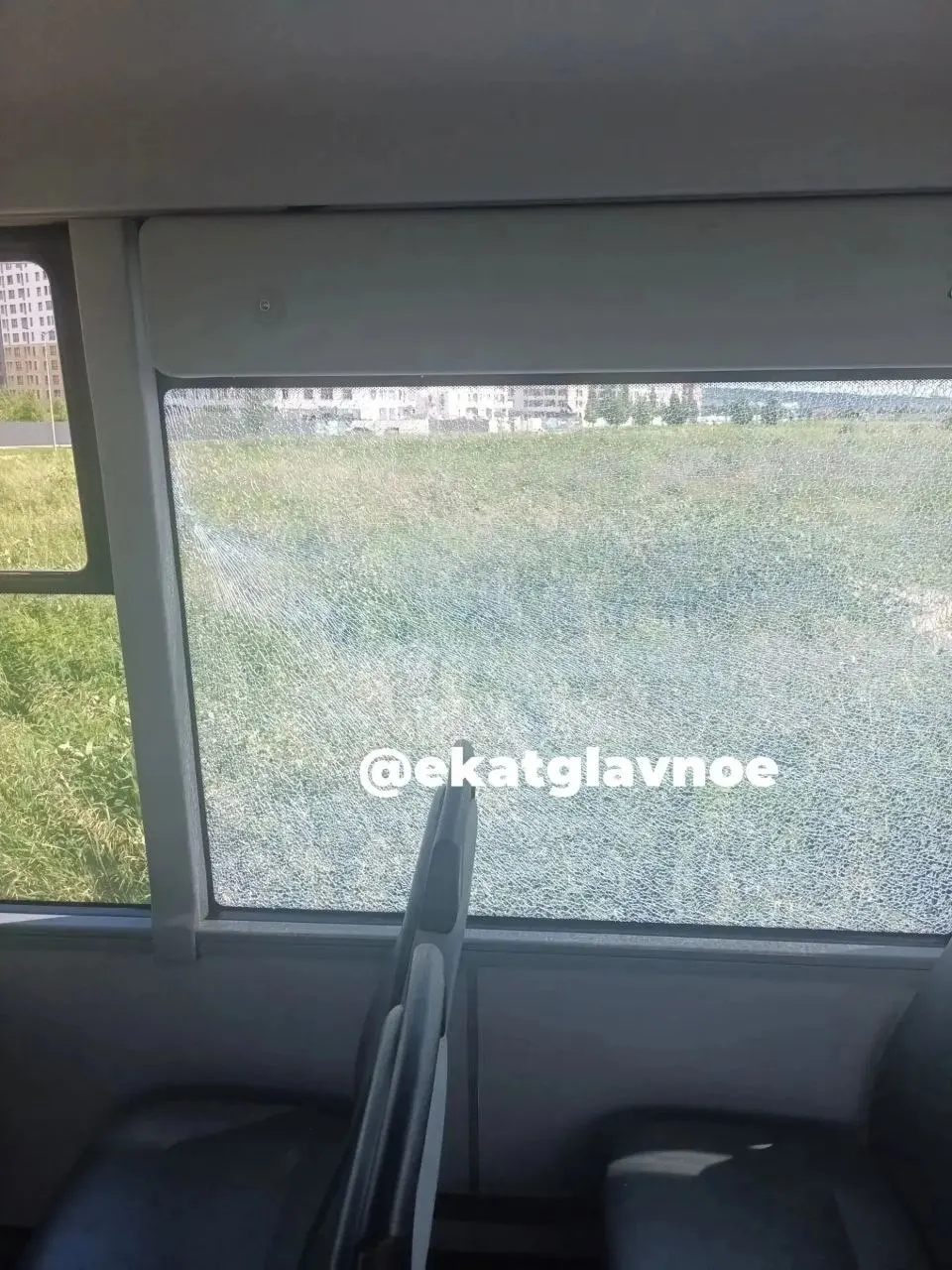 В районе Солнечный неизвестные обстреляли два автобуса; один мужчина получил ранение, на место вызвали полицию.