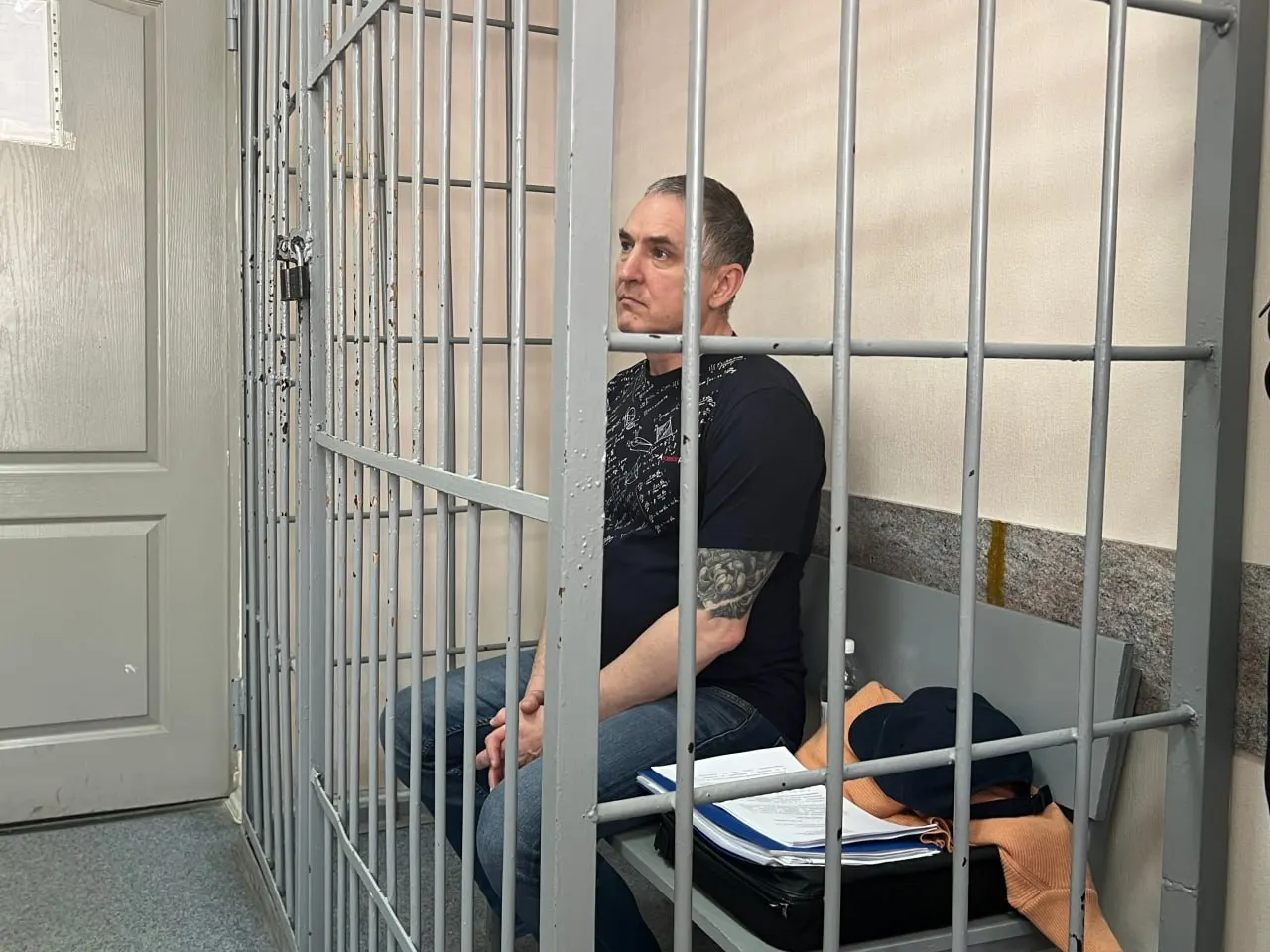 Перед очередными судебными слушаниями Соколова по постановлению следователя ФСБ отправили на принудительную психиатрическую экспертизу — заседания отложены. Ранее он уже проходил подобную экспертизу по делу о публикации логотипа Facebook.