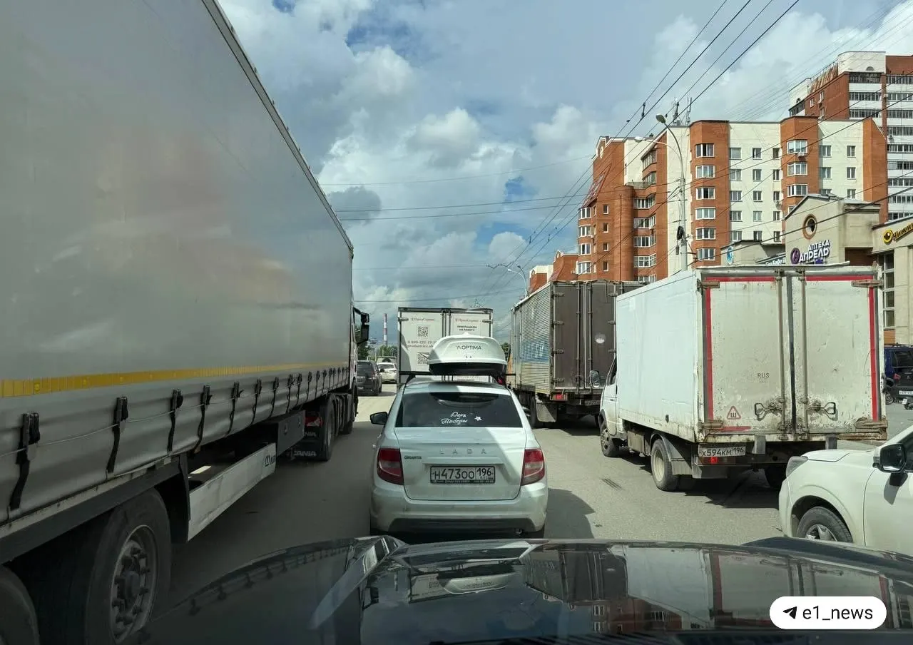 Утром в Екатеринбурге частично перекрыли улицу Машиностроителей и проспект Космонавтов из‑за ремонта трамвайных рельсов. В результате встали несколько прилегающих улиц.