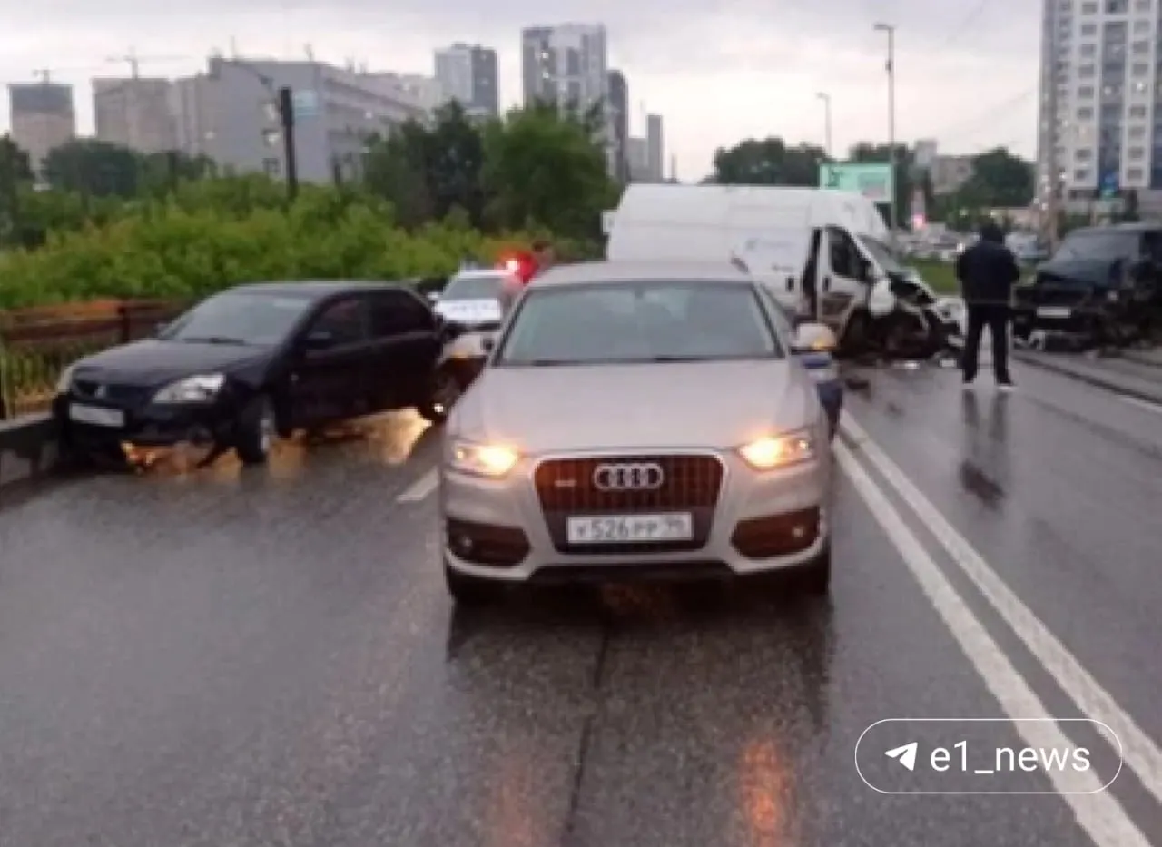 4 июня на Блюхеровском мосту в Екатеринбурге столкнулись пять автомобилей. 40-летний водитель Citroen получил открытый перелом левой руки, обстоятельства ДТП выясняют сотрудники ГИБДД.