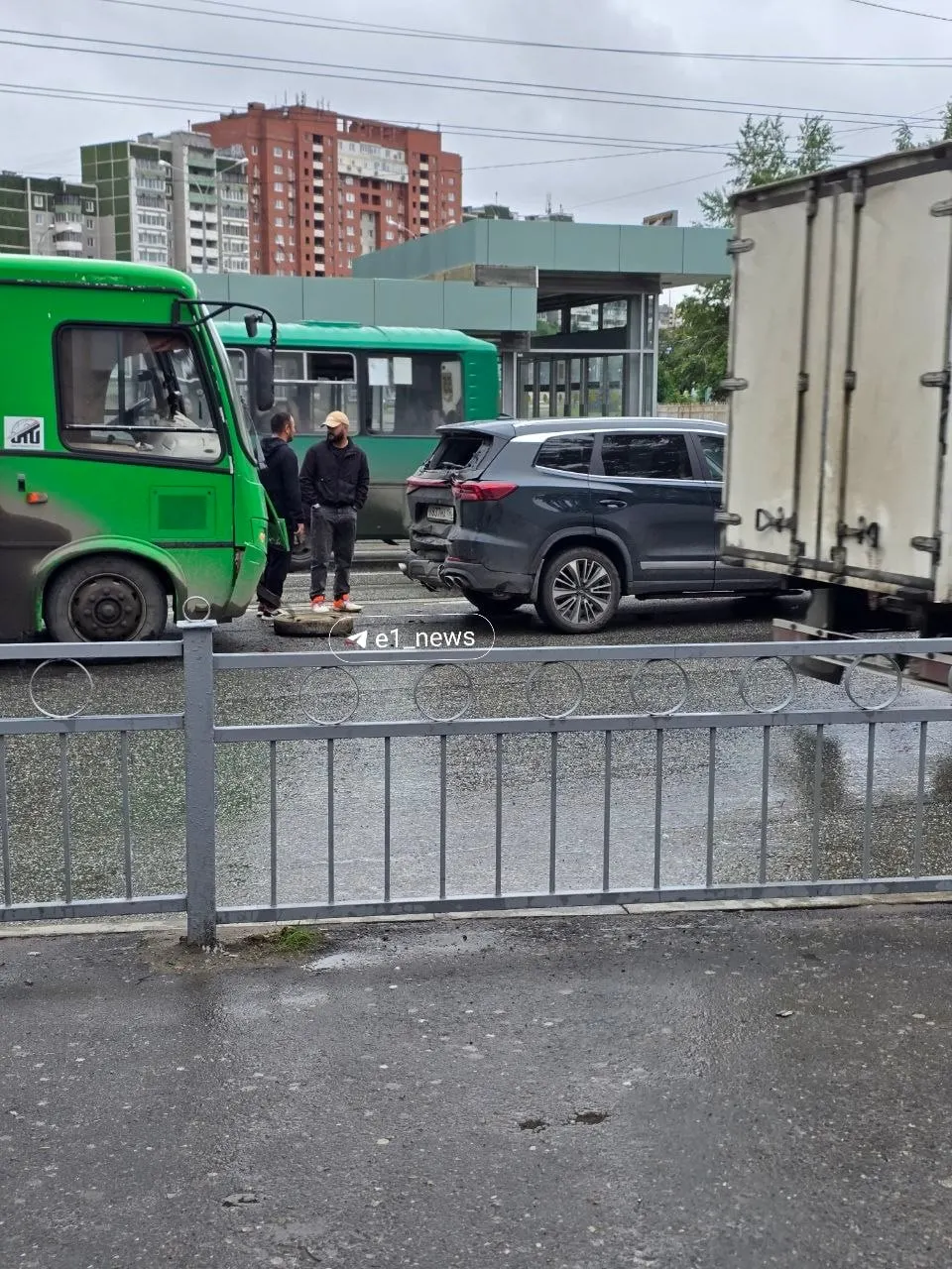 Возле торгового центра «Золотой» произошла цепная авария: столкнулись шесть легковых автомобилей и один автобус. Очевидцы сообщают, что пострадавших нет.