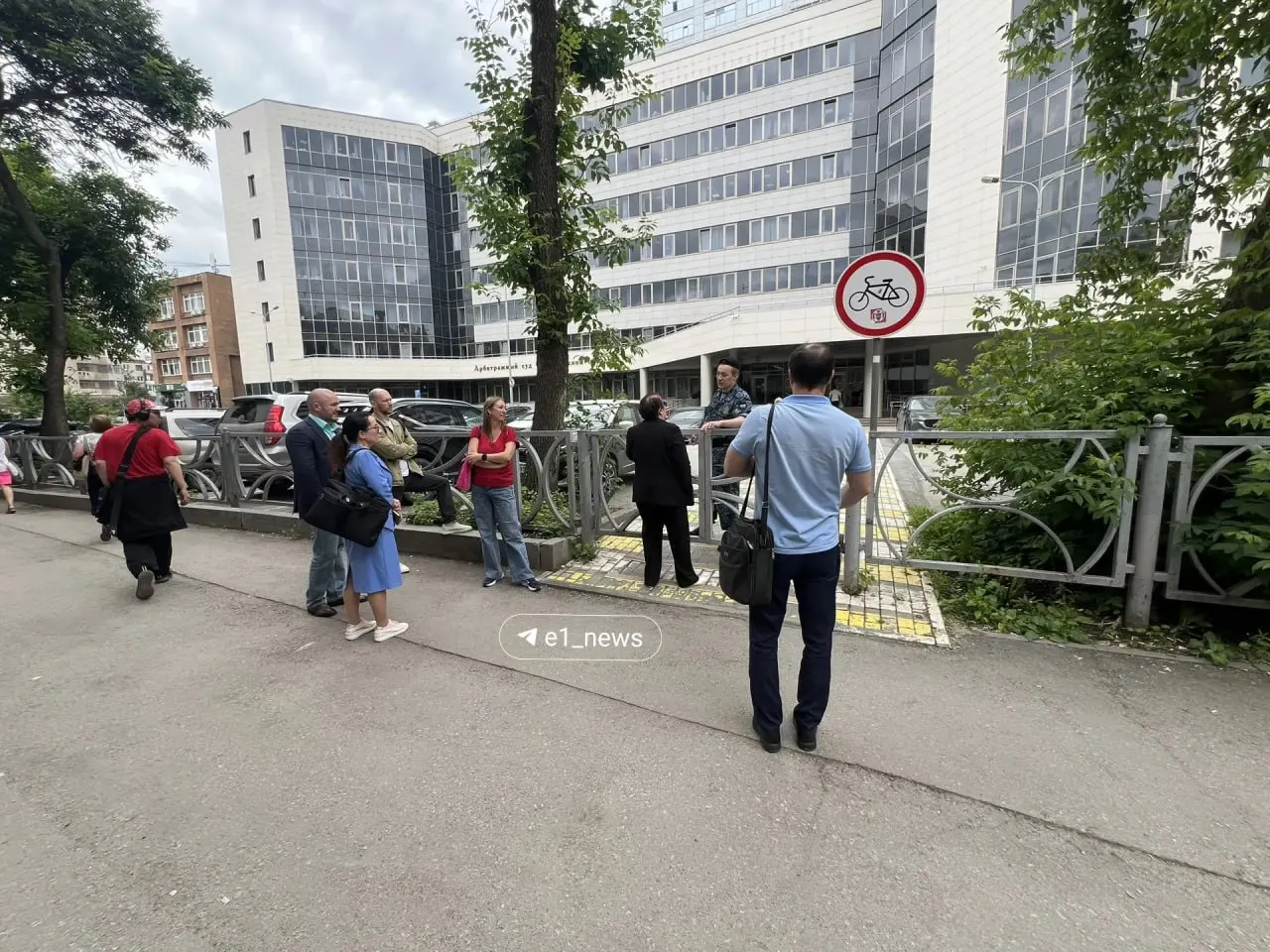 Очевидцы сообщают, что с 11:00 посетителей и сотрудников не пропускают в здание; судебные заседания переносится. Подробности уточняются.