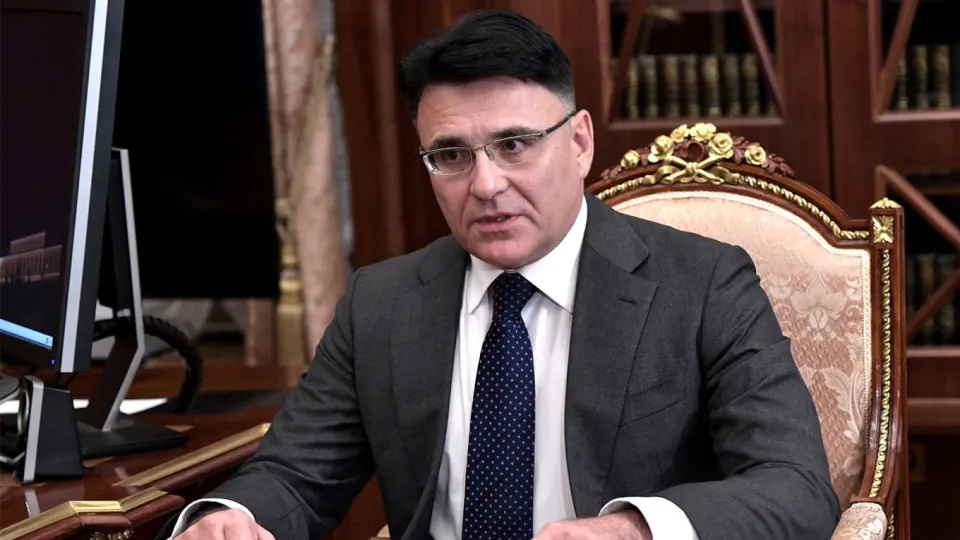 Руководитель крупного медиахолдинга заявил о необходимости квотирования иностранного кино, чтобы отбирать лучшие зарубежные ленты и освобождать экранное время для российских фильмов; инициативу обсуждают на правительственном уровне.