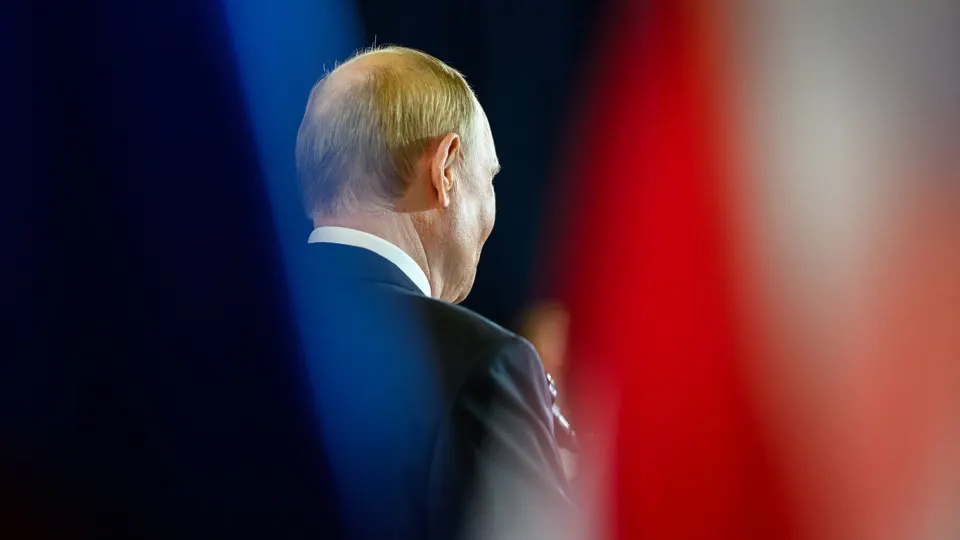 Одна из государственных социологических служб перестала публиковать «открытый» рейтинг доверия, который показывал значительное падение — до ~29,5% в апреле. При этом показатель «одобрения» сохраняется выше (около 66%) но также демонстрирует снижение; эксперты отмечают рост тревожности и ухудшение экономических ожиданий на фоне пятого года войны.