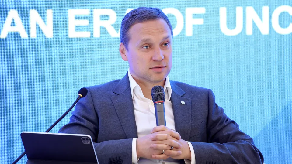 Сбербанк предупреждает: из‑за роста налоговой нагрузки и усиления контроля россияне и малый бизнес выводят средства в «кэш», деньги не возвращаются в банковскую систему — отток уже составил триллионы рублей.