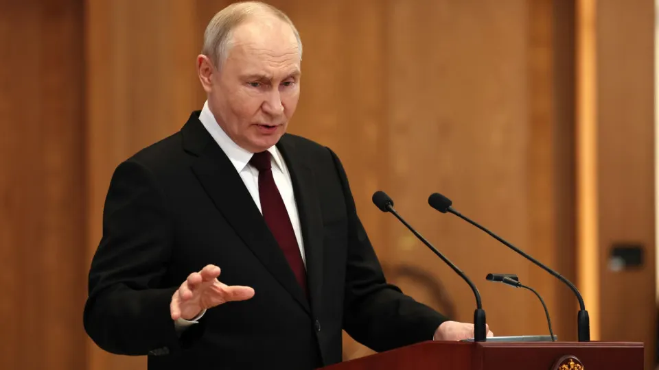 Президент РФ заявил, что Россия нанесёт ответные удары, если с территории европейских государств будут обстреливать российские объекты беспилотниками. Он также назвал атаки попыткой «раскачать» общество и отметил отсутствие предпосылок для переговоров с Киевом.