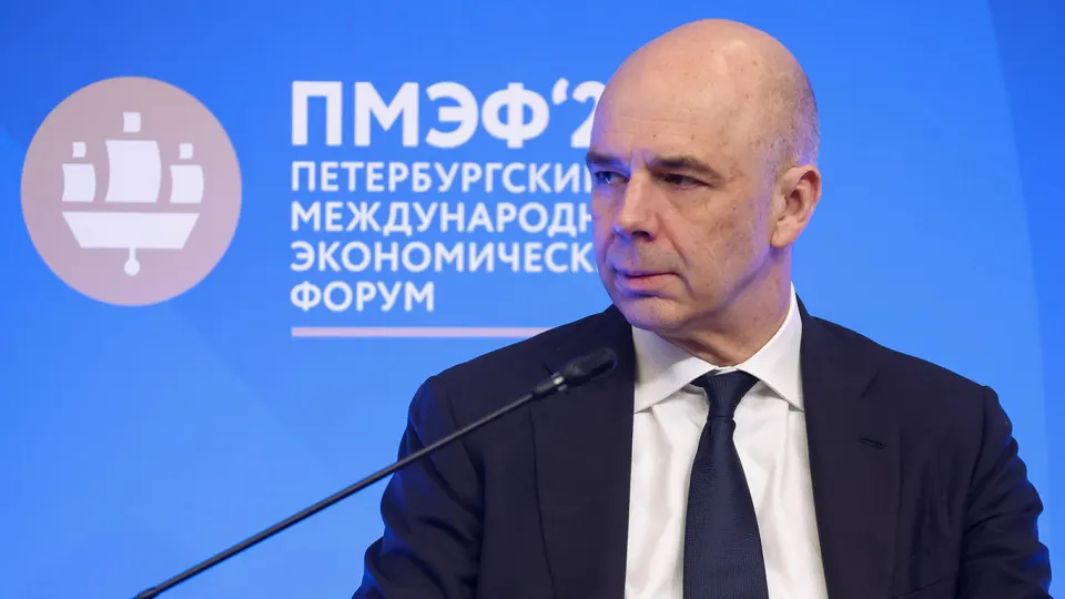 Аудиторы оценивают, что доходы федерального бюджета по итогам года могут составить 38,2 трлн руб., что на 2,1 трлн (5,2%) ниже предусмотренного закона. Нефтегазовые и ненефтегазовые поступления оказались примерно на триллион рублей ниже планов; дефицит пока превышает годовой план.