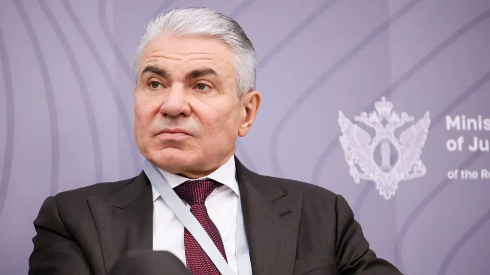 Замминистра юстиции предложил обязать владельцев нейросетей отвечать за работу фильтров, ввести административную, уголовную или финансовую ответственность и ориентировать развитие ИИ на «национальные ценности». Правительство также пересмотрело идею принудительной изоляции отечественных моделей.