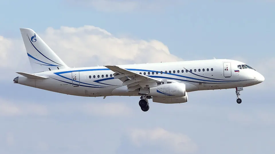 Во время рейса Sukhoi Superjet 100 оторвались капоты второго двигателя. Самолёт вернулся и благополучно приземлился в Екатеринбурге. Ранее фиксировались аналогичные случаи: расследования указывали на ошибки при техническом обслуживании; регулятор рекомендовал усилить контроль и доработать документацию. Одновременно обсуждается увеличение допустимого налёта и срока эксплуатации SSJ100.