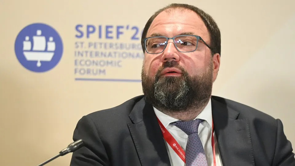 Глава Минцифры заявил о намерении встроить механизмы возрастной идентификации в онлайн‑платформы. Обсуждаются варианты верификации — от подтверждения через «Госуслуги» до биометрии — эксперты предупреждают о рисках утечек данных и дополнительных расходах для сервисов.