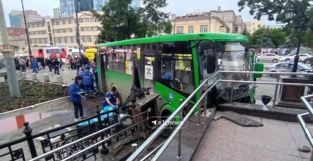 Мэрия заявляет, что немедленного разрыва контракта с компанией, обслуживающей маршрут №81, не планируется; возможные меры обещают принять после проверки возможностей перевозчика.