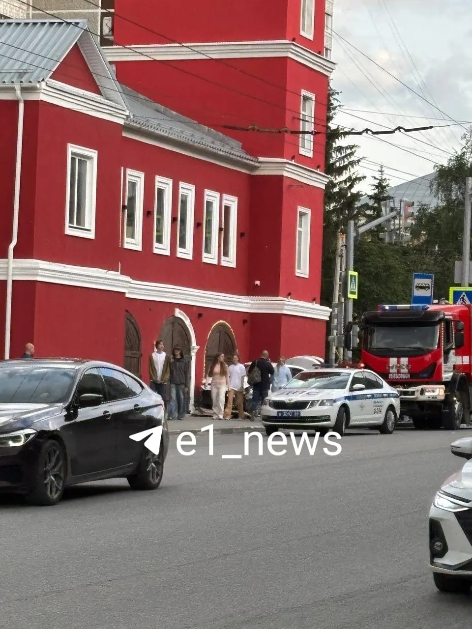 Автомобиль выехал на тротуар и столкнулся с недавно отремонтированным зданием пожарного депо на улице Белинского в Екатеринбурге. О пострадавших пока не сообщается, обстоятельства происшествия уточняет ГИБДД.