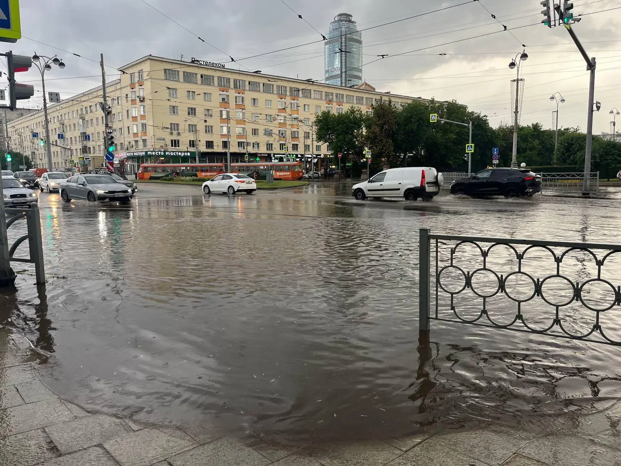 Сильный дождь подтопил перекрёстки и дворы в центре города; в отдельных местах перейти дорогу невозможно — в том числе на пересечении проспекта Ленина и улицы Луначарского.