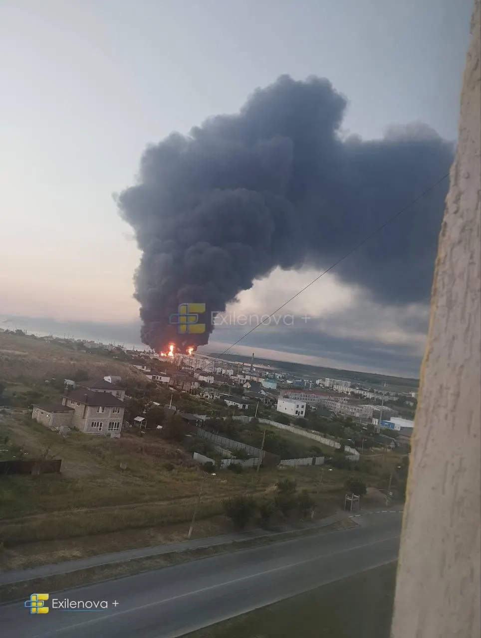 В результате удара беспилотников в районе Керченского пролива загорелась нефтебаза, повреждены жилые дома и объекты инфраструктуры; власти сообщают о погибших и пострадавших, есть дети в тяжёлом состоянии.