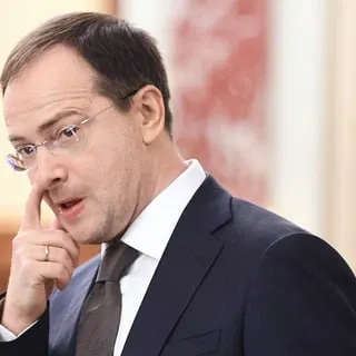 Помощник президента Владимир Мединский выступил за закрепление для выпускников вузов обязанностей по трудовому контракту и распределению, предлагая административные меры вместо рыночных стимулов.