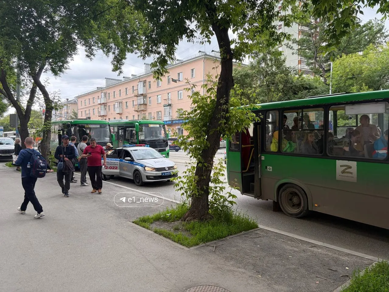 На остановке «Фрунзе» сотрудники полиции останавливают практически все автобусы и проводят проверки. Очевидцев просят присылать фото и комментарии.