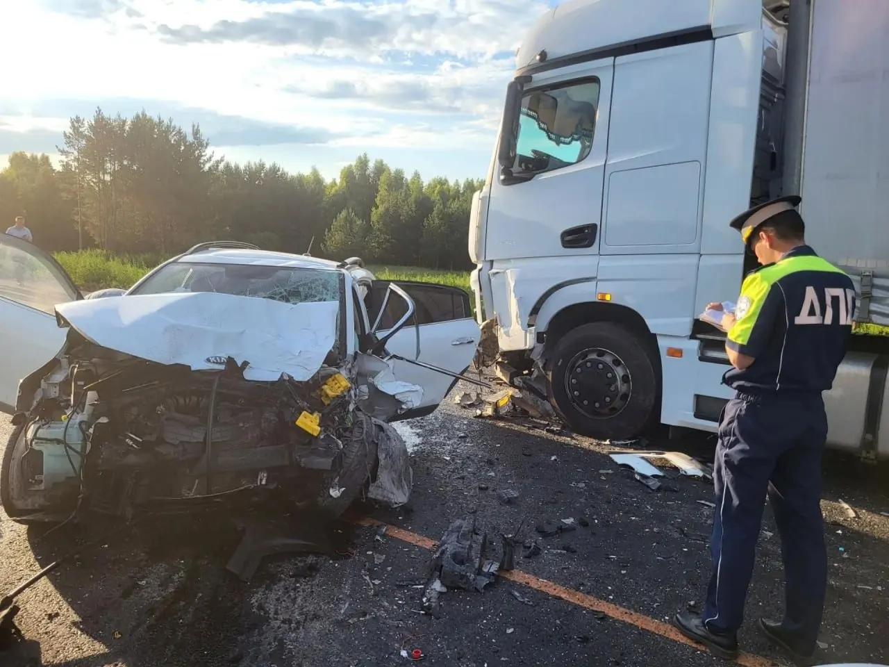 Столкновение KIA Rio и грузовика 26 июня: восьмилетняя пассажирка легковушки погибла на месте, водитель госпитализирован, мать в шоковом состоянии.